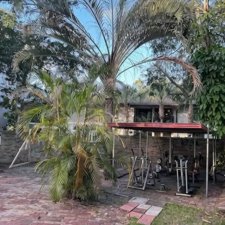 Renovated Peaceful Luxury Walk to Mall Park Publix
