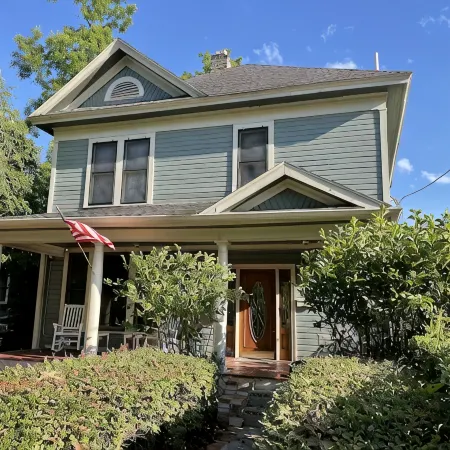 2/2 Apt downtown in restored historic home yr 1891
