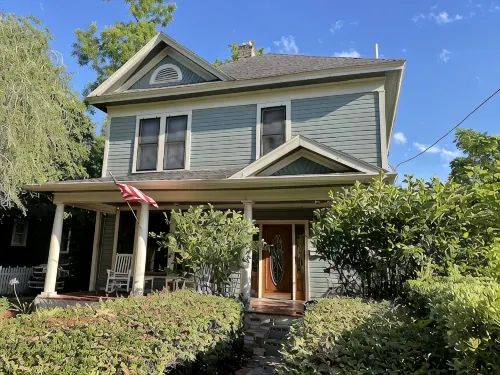 2/2 Apt downtown in restored historic home yr 1891