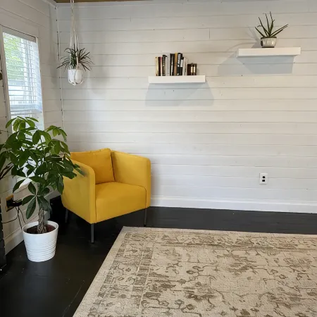 Beautiful cozy cottage 1 block from the lake and Oakwood hotel.