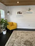 Beautiful cozy cottage 1 block from the lake and Oakwood hotel. - Homestays