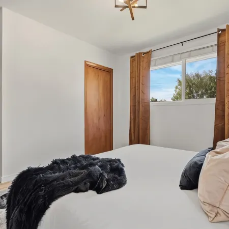 Stylish Drumheller Retreat: Steps from the Red Deer River! Отели в г. Драмеллер