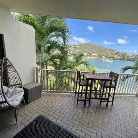 Amazing Waterfront Escape: Balcony, Renovated, Paradise At A Great Price!