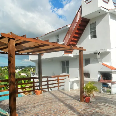 Relaxing Spacious Penthouse. Pool & deck w/panoramic view, 5 minutes to town!