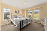 Bright Water Sunrise Home at Wapato Point Resort 5-bed Close to Sandy Beach/Pool