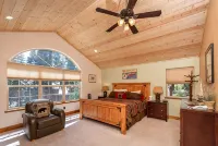 Charming Dog-Friendly Lake Tahoe Cabin – Hot Tub, Pool Table & Walk to Beach - 3つ星