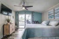 Waterfront Home on deep canal, private dock, close to boat ramp Ft Island Trail - Parvekkeita