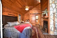 Vista Ridge Cabin, A Romantic Getaway in Helen, GA - 발코니