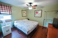 “Couples’ Cozy Cabin – King Bed, Walk to Geneva Lake”