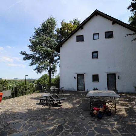 Spacious and comfortable apartment with terrace for up to 7 people