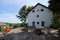 Spacious and comfortable apartment with terrace for up to 7 people - Homestays