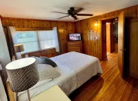 Osceola Lake Bungalow ~ 2 Miles to Downtown Hendersonville - Free Paddle Gear - Wifi