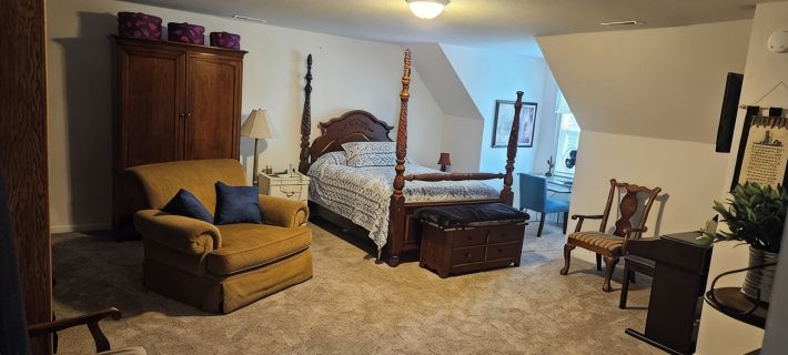 EXCLUSIVE LARGE 2 BEDROOM SUITE W/THEATER ROOM + KITCHEN Hotels in Cleveland