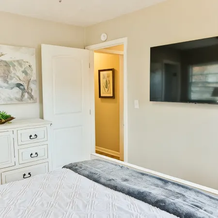 Cozy and Quiet 4Br/2Ba rancher with 1 King suite and 1 mile to JSU!!