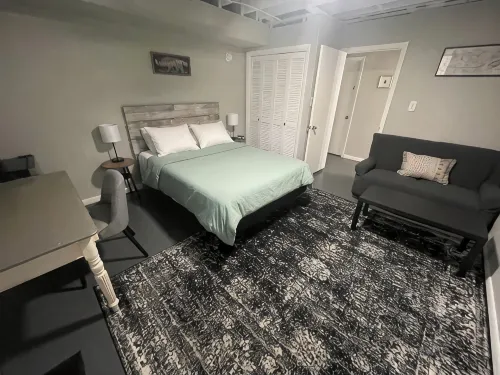 Private Basement Room Pet Friendly Fenced Yard - Wifi
