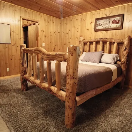 Secluded Cabin with Hot tub on spacious private lot