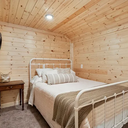 Beautiful cabin just seconds from Dale Hollow Lake!