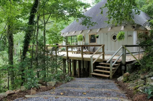 Romantic Tranquil  Riverfront Cottage Rushing Crystal Clear Water Best Rate - 4-Star