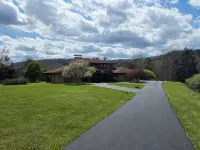 Bluestone Manor--Spacious Mountain Home for Your Next Adventure - Homestays