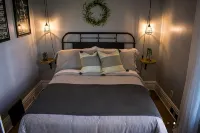 Close to everything! DISCOUNTS for Long Stays- Fully Remodeled - Homestays