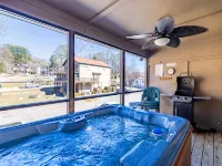 Little Black Bear -Hot tub, Grill, Kitchen, - Hot Tub