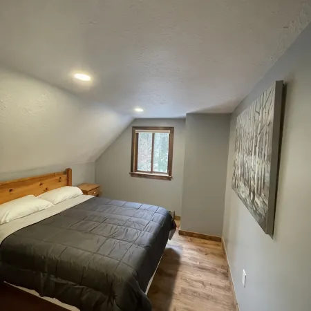 5 bdrm, 3 levels, 5 min Attitash Mt, 6 miles storyland, pool, a/c, grill
