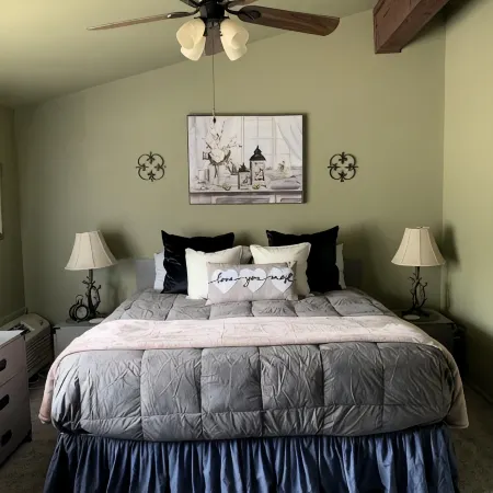 Lake Geneva Area Lakeside Retreat! Close to Golf, Shopping, Restaurants & More!