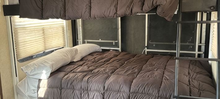 Cozy RV tucked back in a quiet property with plenty of room to relax ギルバートのホテル