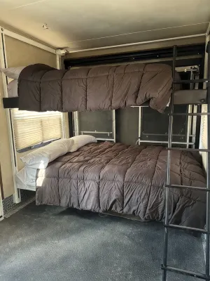 Cozy RV tucked back in a quiet property with plenty of room to relax - Homestays