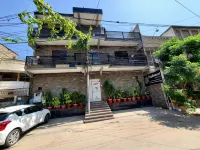 Diplomat Inn Hotel - Homestays