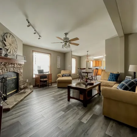 Vacation Delight-Two blocks from boat launch, park, beach and popular Newman St.