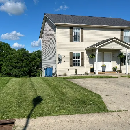 Clean 3 bedroom, 2.5 bathroom townhouse within minutes of the Ark Encounter!