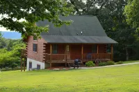Romantic Log Cabin w/ Hot Tub, Near Mississippi River Retreat - 3 estrellas