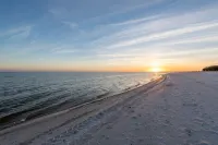 The Salty Bungalow - Pool, Pet Friendly, Walking distance  to Beach! - Wifi