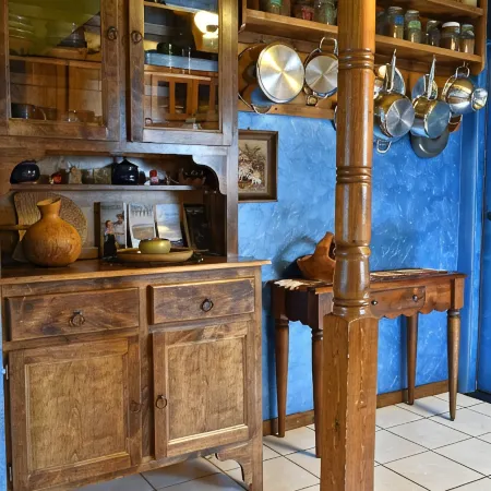 Lodging and Art Gallery-Charming Space Next to Everything, Walk Anywhere!
