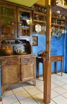 Lodging and Art Gallery-Charming Space Next to Everything, Walk Anywhere! - บังกะโล