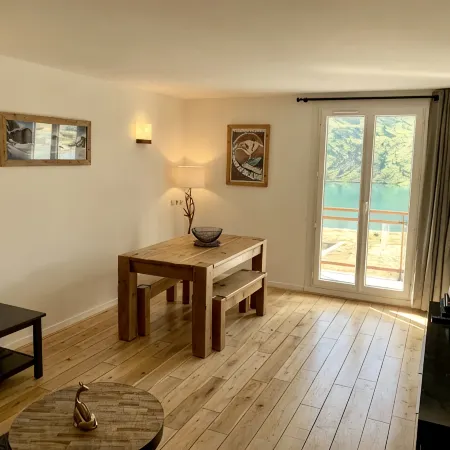 Central 6 Person 47m2 Apartment. Amazing South Facing Balcony. 150m To Ski Lifts