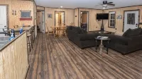 Mid- Lake home, perfect for a group w/ lots of boat and truck parking - Hytter