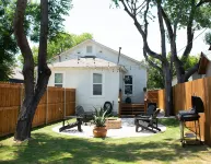 Attractive 2 Bedroom Cottage Centrally Located with Fire Pit - balcony