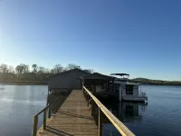 岡特斯維爾湖畔美麗質樸山林小屋，配有私人船隻下水坡道/碼頭 - Wi-Fi
