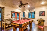 Creekside PF Cabin. Hot Tub, Game Rm & Creek Views!5Mins to PF Attractions. - ชาเลต์