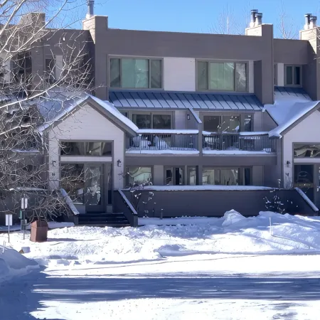 Lakeside, Ski Condo with Amazing Views, Quiet, Family-Friendly
