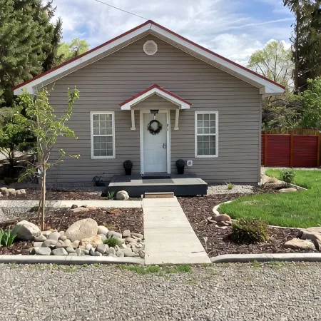 Fully renovated cozy home in the heart of Salmon! No cleaning fees!
