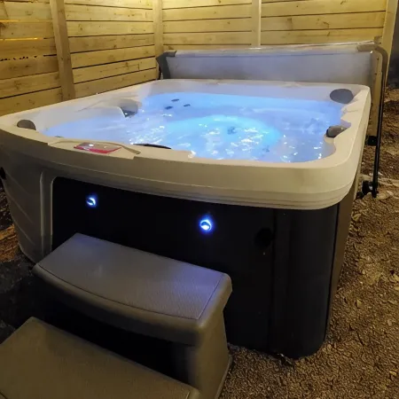 *HOT TUB* Character home minutes to downtown Fargo & NDSU!