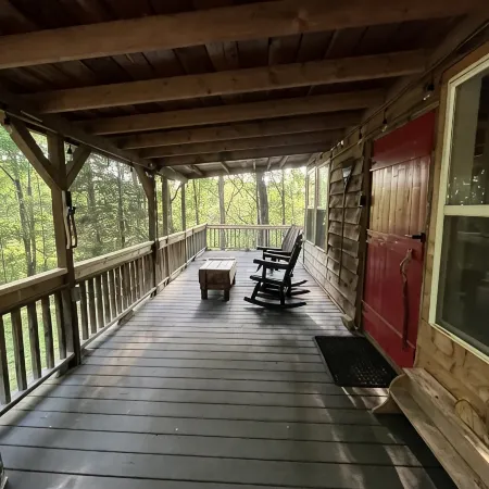 Cozy Cabin in the hills of Kentucky Lake. Family getaway or relaxing escape!