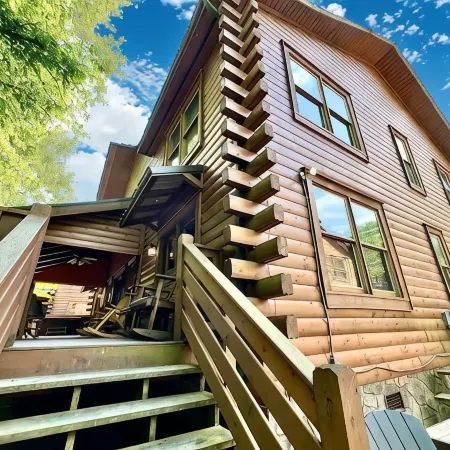 Peaceful Creekside! 8Br~8BA Lodge in PF~HT, Fire Pit, PT & Theater!