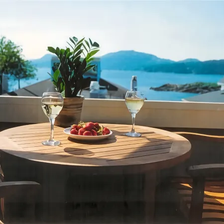 Water view! Luxury Port Suite -- walk to cafes, shops, galleries & beaches. Отели в г. Истсаунд