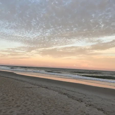 OCEANFRONT ! Family fun steps from the beach!😎🦀 pet friendly, linens included!