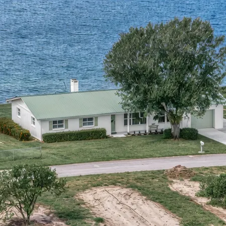 Come enjoy beautiful Lake Isis Cottage.