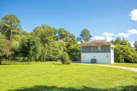 Water front Oasis with pickle-ball court and hot tub - Boutique